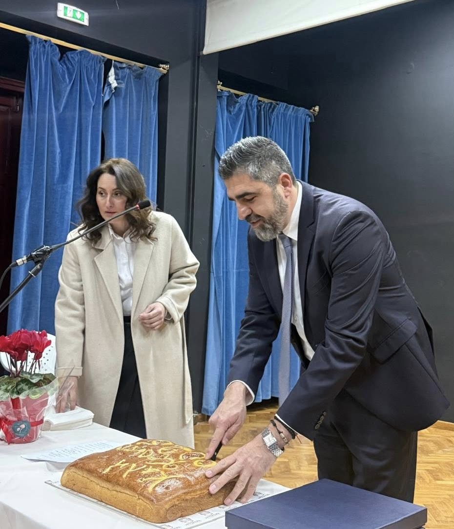 ΜΕ ΠΟΛΥ ΚΟΣΜΟ Η ΚΟΠΗ ΠΙΤΑΣ ΤΟΥ ΦΑΝΗ ΠΑΠΑ ΣΤΗΝ ΕΠΑΝΟΜΗ