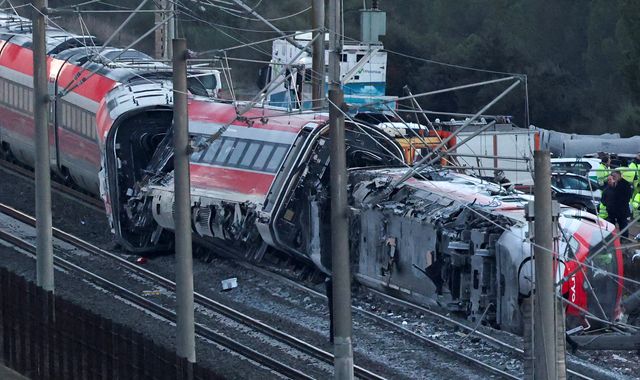 ΙΣΠΑΝΙΑ: Σιδηροδρομική τραγωδία που αναζωπυρώνει το ζήτημα της ασφάλειας