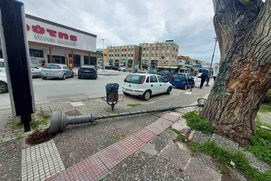 Έπεσε κολώνα φωτισμού στην Περαία