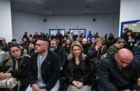 Δίκη Τεμπών: Ξεκίνημα με εντάσεις και “φρένο” για την αίθουσα