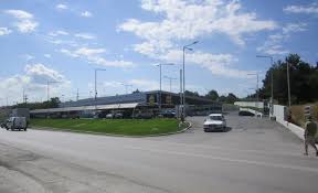Έλεγχοι της Τροχαίας έξω από το LIDL στην Περαία