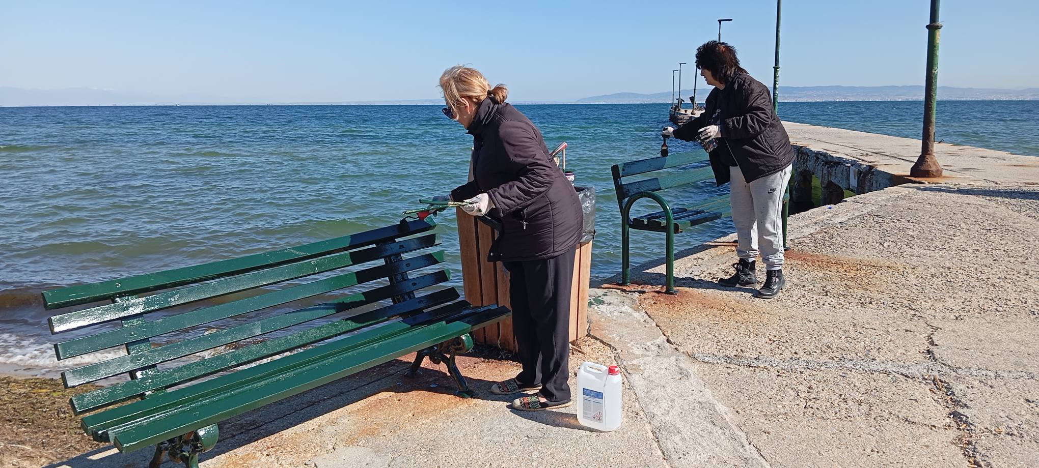 Τα μέλη του ΚΑΠΗ Αγίας Τριάδας ομόρφυναν τη γειτονιά τους