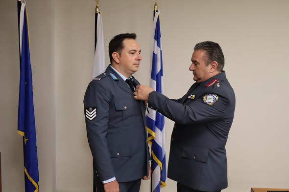 Ήρωας με στολή: Τιμήθηκε αστυνομικός που έσωσε γυναίκα από φλεγόμενο σπίτι