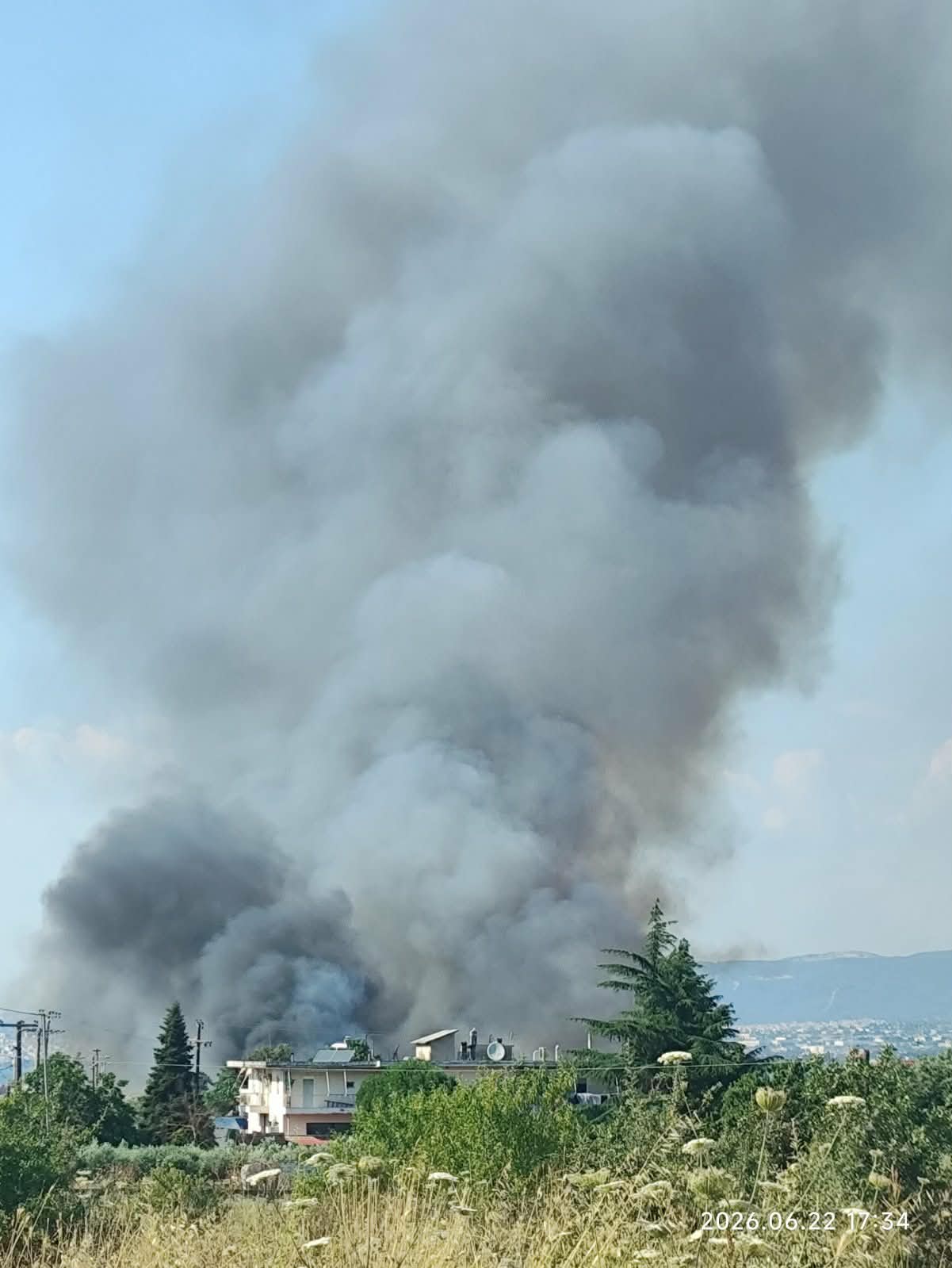 Τοξικό νέφος πάνω από τον Θερμαϊκό: Η φωτιά έσβησε, ο κίνδυνος όμως παραμένει