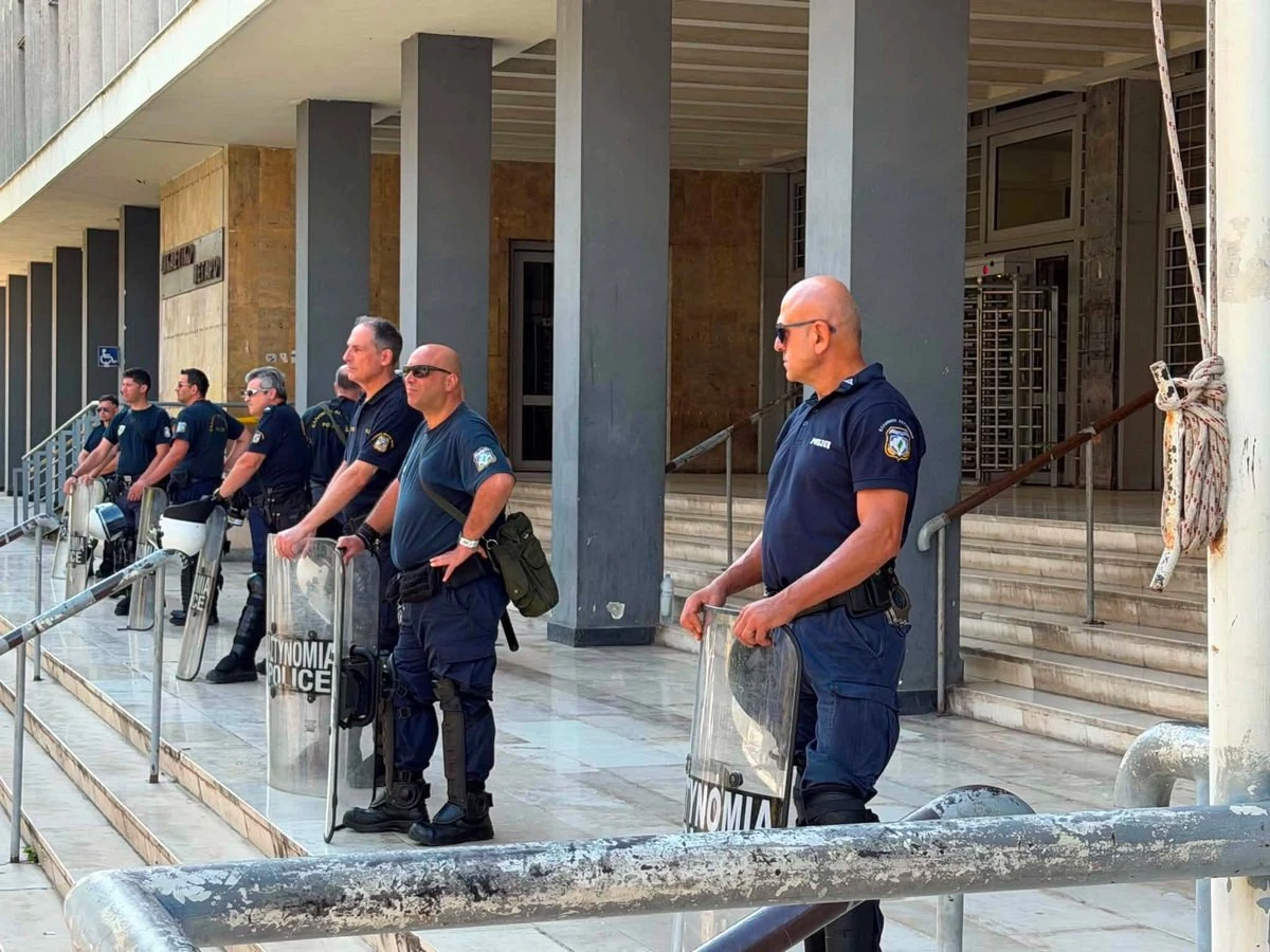 Υπό δρακόντεια μέτρα ασφαλείας στα δικαστήρια οι τρεις συλληφθέντες