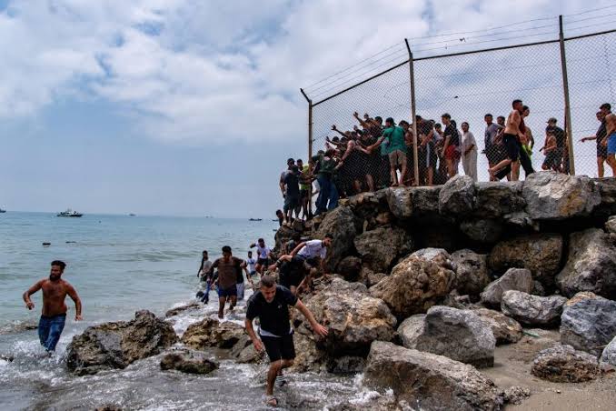 Τραγωδία στα σύνορα Ισπανίας – Μαρόκου: 18 νεκροί στο νέο μεταναστευτικό δράμα